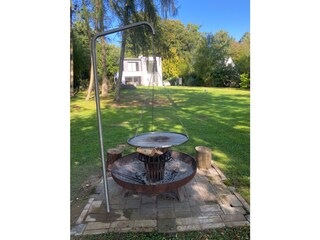 Schwenkgrill mit Feuerschale und Feuerkorb