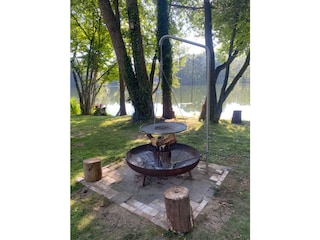 Schwenkgrill mit Feuerschale und Feuerkorb am See