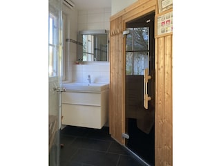 Badezimmer Erdgeschoss mit Sauna und Dusche