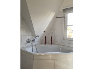 Badezimmer im Obergeschoss mit Badewanne und Dusche