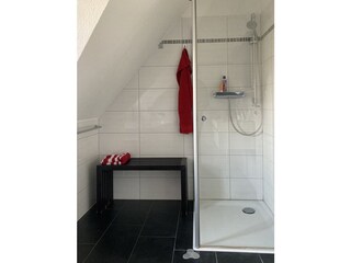 Badezimmer im Obergeschoss mit Badewanne und Dusche