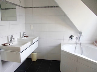 Badezimmer im Obergeschoss mit Badewanne und Dusche