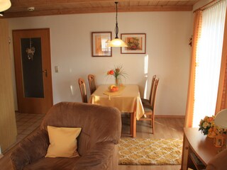 Blick vom Wohnraum zum Essplatz