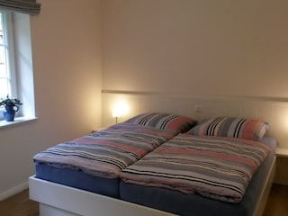 Schlafzimmer mit Doppelbett in Komforthöhe