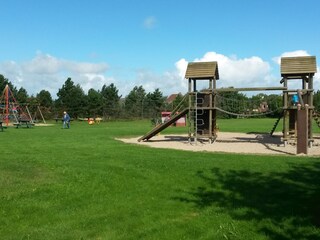 ein großer Spielplatz mit Fußballfeld nur 300m entfernt