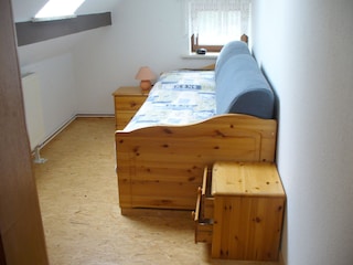 2. Schlafzimmer mit Ausziehbett FeWo 1