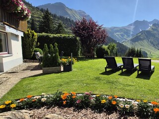 Liegewiese mit Aussicht auf unser Bergpanorama