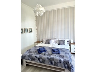 Schlafzimmer 1 mit großem Doppelbett