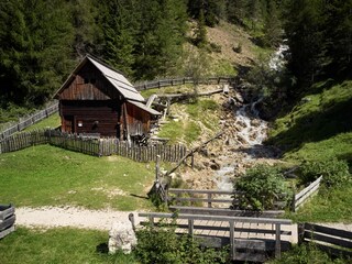 der nahegelegenen Mühle aus dem 18. Jahrhundert