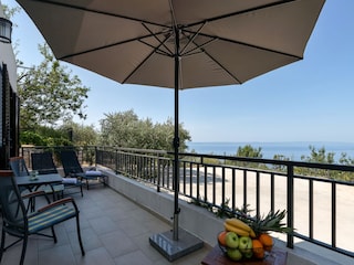 Balkon mit Meerblick und Sonnenliegen