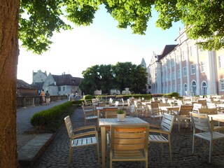 Café auf der Schlossterrasse -Unterkunft im Hintergrund