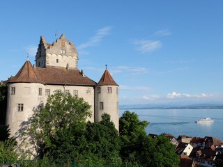 Alte Meersburg mit Bodensee im Hintergrund