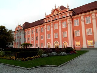 Schlossterrasse mit Ihrer Unterkunft li. im Hintergrund