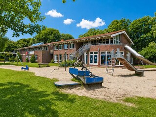Wasserspielplatz + Kinderbetreuung + Indoorspielzimmer