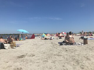 Sonnenbaden am Sandstrand