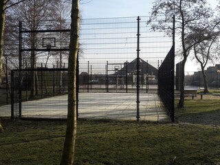 Beachvolleyball und Fußballfeld im Park