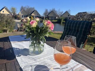 Terrasse mit Blick auf das Wasser