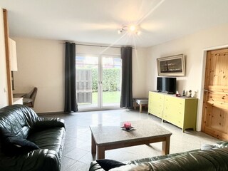 Wohnzimmer mit Ledercouch und Smart TV