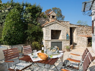 Innenhof Terrasse mit Grillkamin