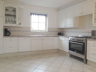 gr. Küche mit gr. Kühlschr. + sehr leiser Spülmasch.