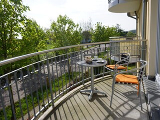 Balkon mit 3 Stühlen