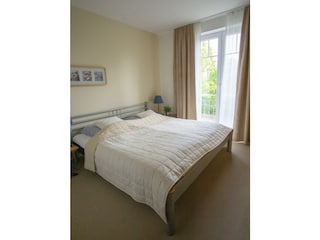 Schlafzimmer mit grossen Kleiderschrank