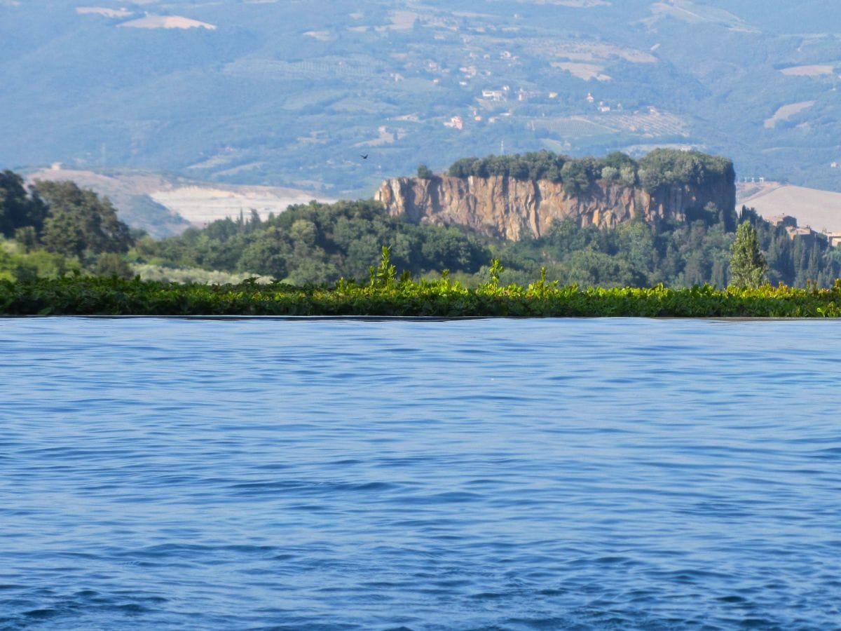 Infinity-Pool, Blick auf la Rocca