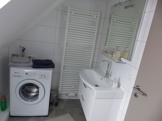 das Bad mit Waschmaschine