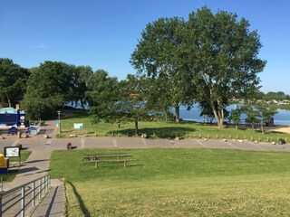 Blick auf Badesee und Fischbrötchen...