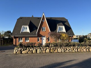 Frontseite des Hauses mit Sonnenterrasse rechts