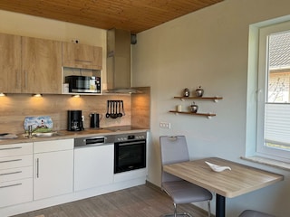 Appartement 11 - Wohnzimmer mit Küchenzeile