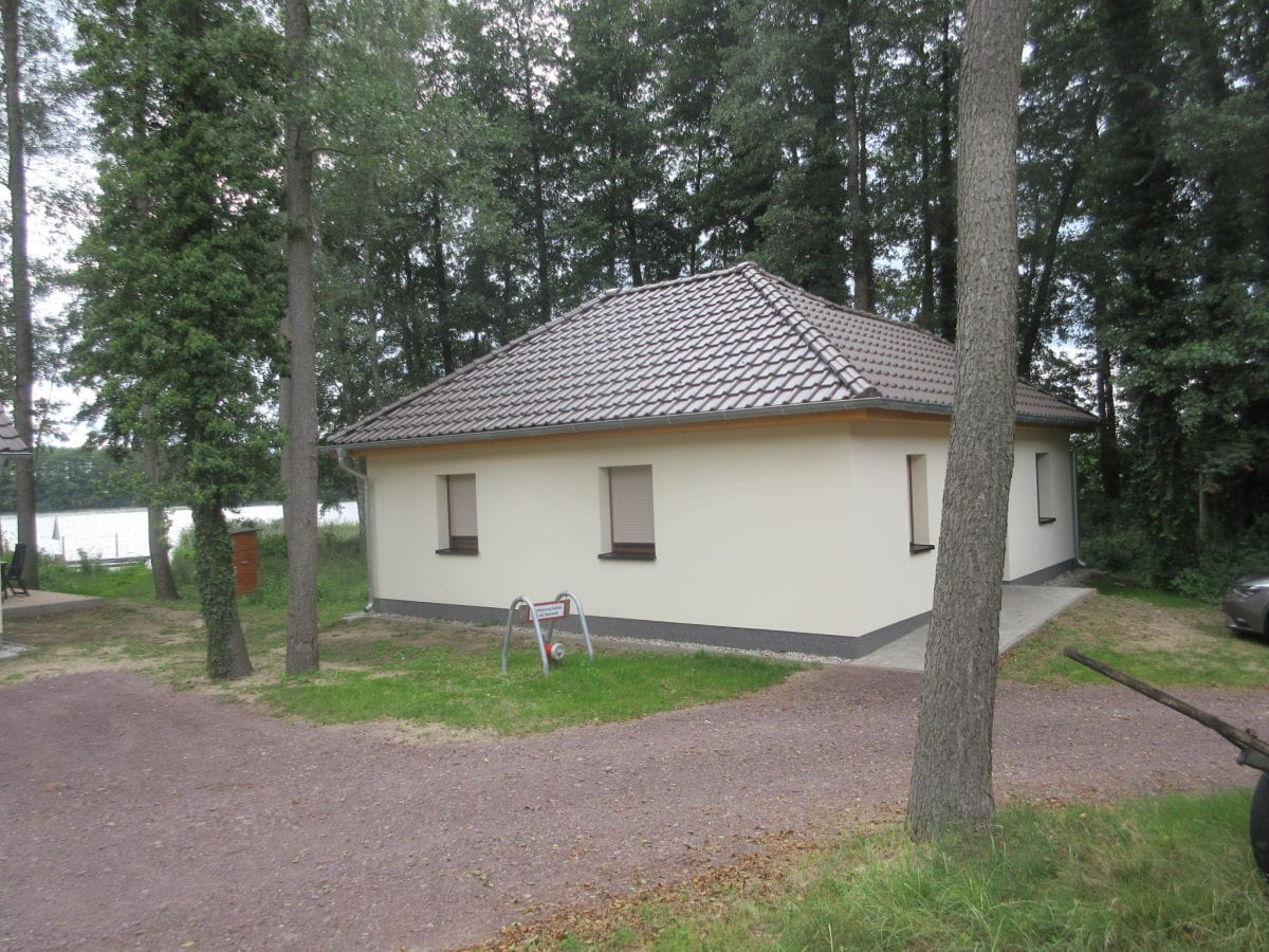 Bungalow im Wald und direkt am See