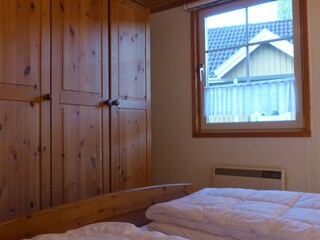 großer Schrank im Elternschlafzimmer