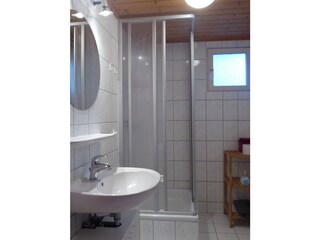 Badezimmer mit Dusche und WC