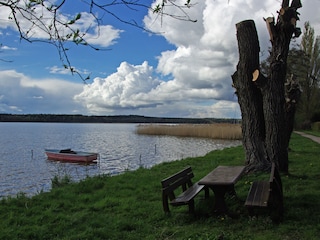 Idylle mit Bank und Boot