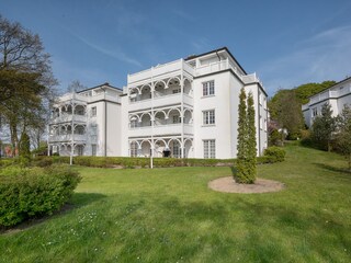 Außenanlage (Sicht auf Balkon)