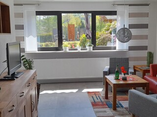 Wohnzimmer mit Blick in den Garten