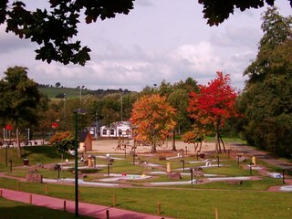 Minigolf und Kinderspielplatz