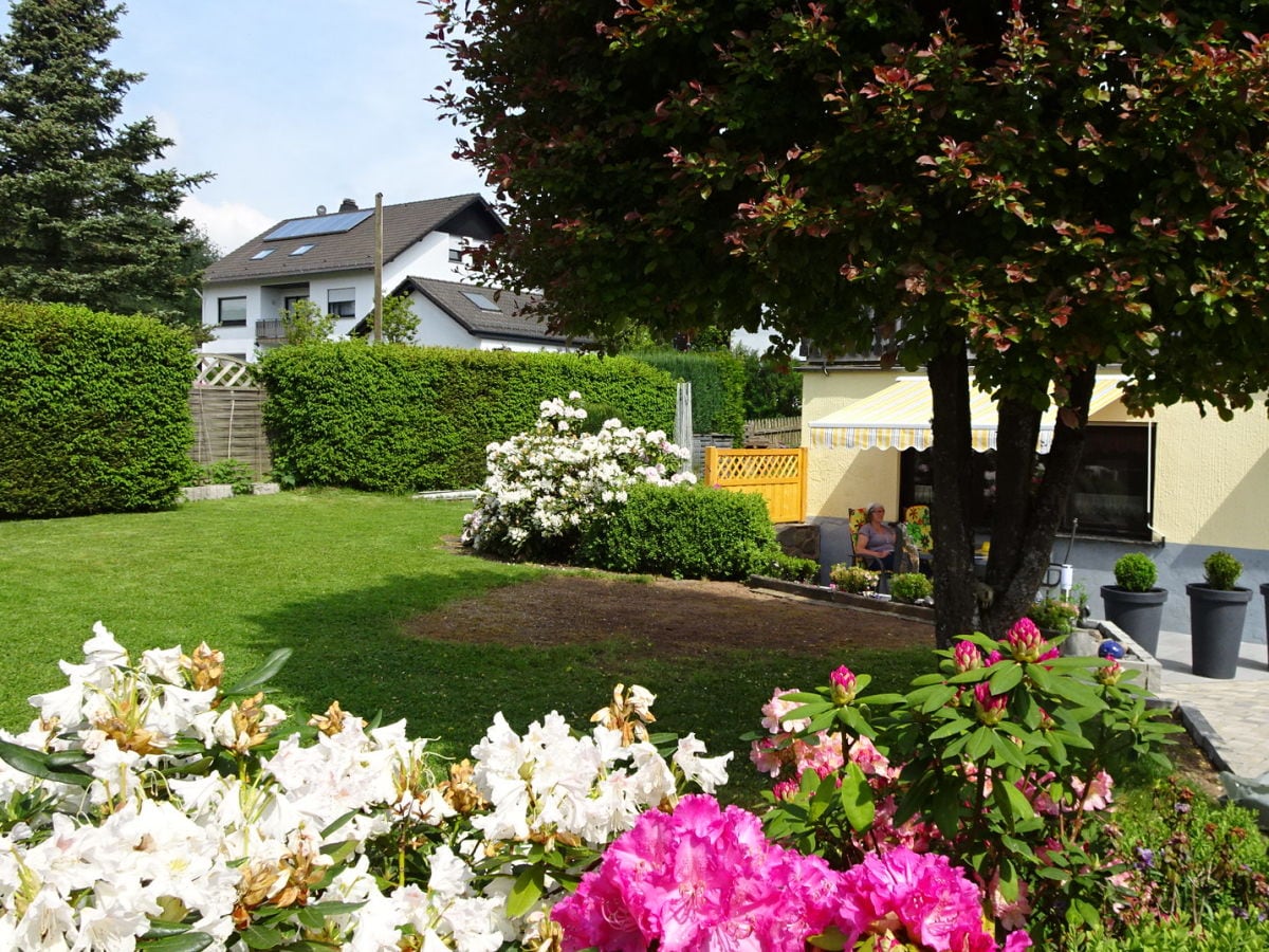 Garten mit Blick zur Terrasse