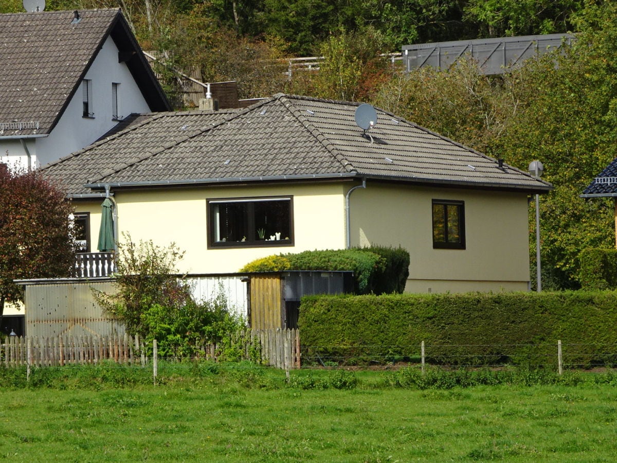 Haus Rückseite im Hintergrund  der Kylltalrad u. Wander