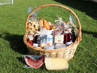 Frühstückskorb aus hofeigenen und regionalen Produkten