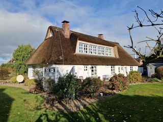 Großzügiges Haus und Grundstück eingezäunt