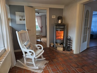 Gemütlichkeit vor dem Kaminofen