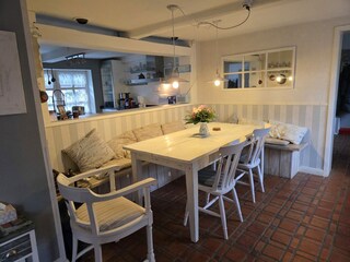 Esszimmer mit Durchreiche zur Küche