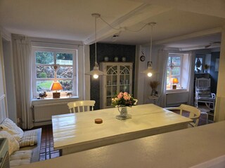 Essecke mit Blick in den wunderschönen Garten