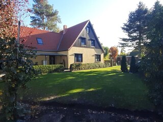 Blick von der Gäste-Terrasse auf Haus u. Grundstück