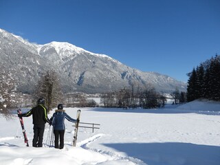 Blick auf den Pressegger See im Winter
