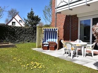 Terrasse mit Strandkorb und Liegewiese