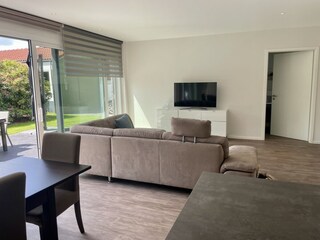 Blick in den Wohn-/Essbereich und Tür zum Schlafzimmer