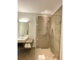 Bad mit ebenerdiger Regendusche